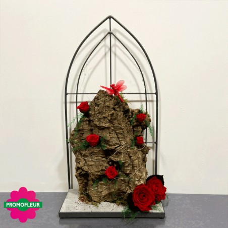 Compositions de Roses éternelles rouge avec écorces et sur une structure métallique - Promofleur Persan
