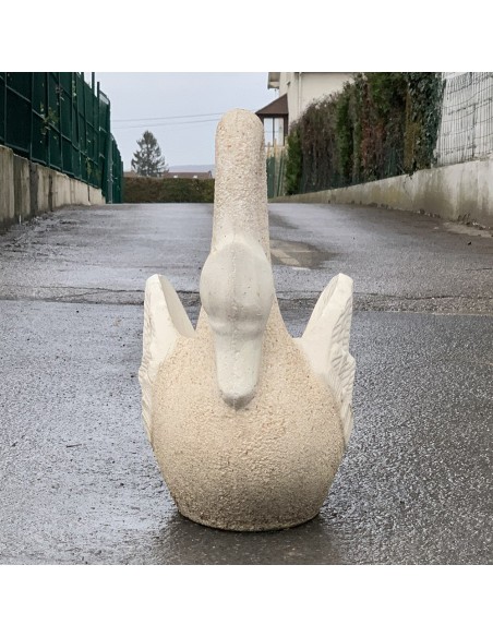 Cygne en pierre face